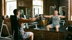 Exercícios para os ombros: 5 erros que causam tensão no pescoço (e como corrigi-los)